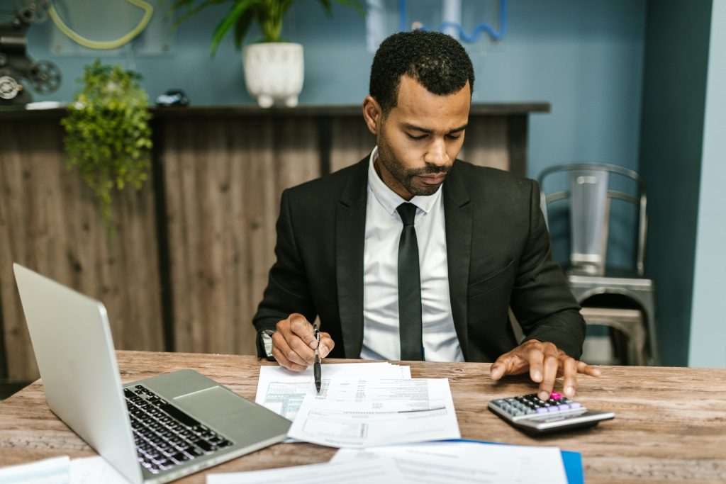 Should all homeowners pay for estoppel certificates when one owner is looking to sell?